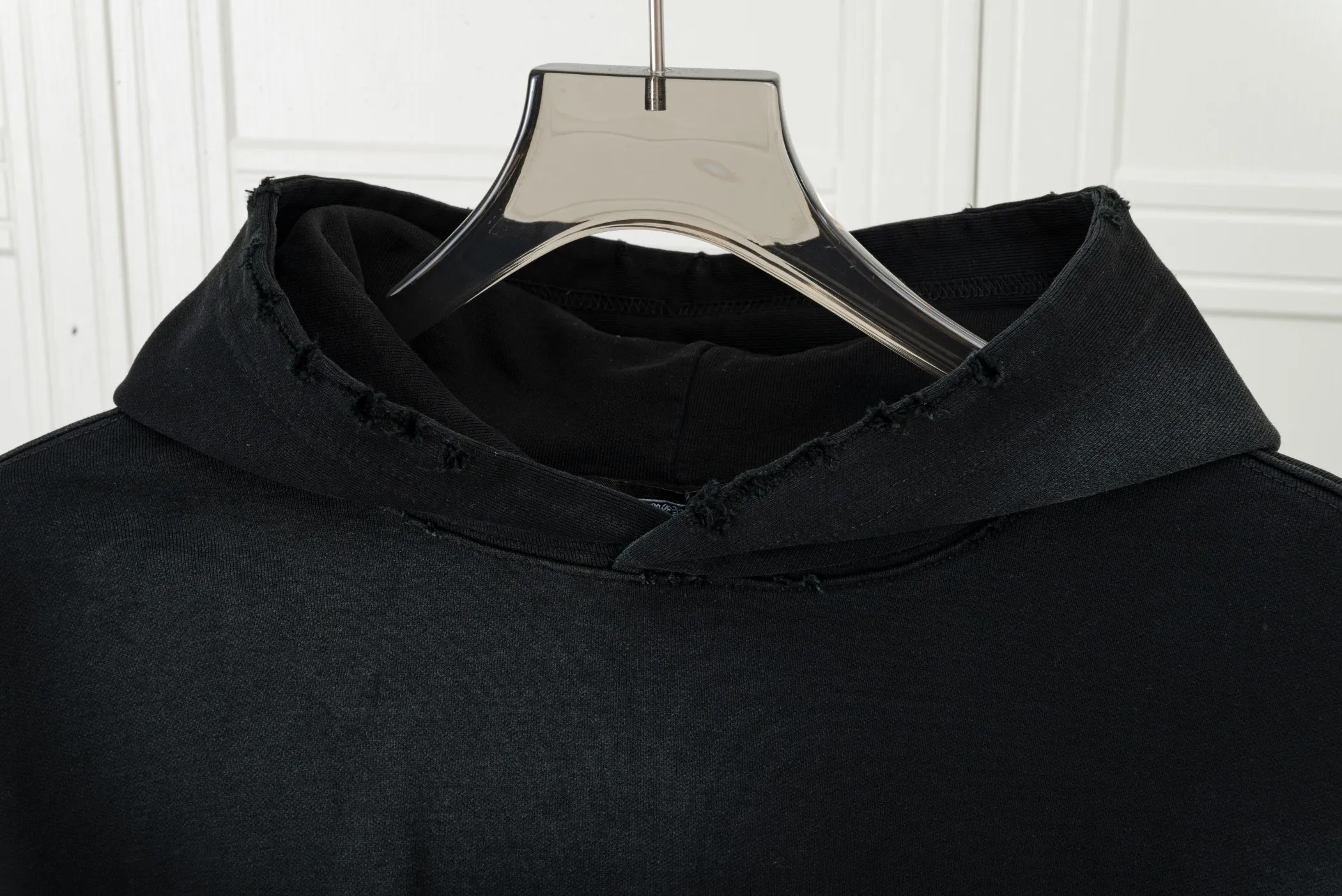 P310 CHROME HEARTS Hooded Sweatshirt - Size: XS, S, M, L - Color: Navy blue, white, black. Made of comfortable and skin-friendly fabrics, it feels unrestricted when worn. The details are finely crafted and the colors are harmonious. The back is embroidered with classic Crocodile heart elements, making it highly recognizable and trendy. Strictly controlled from material selection to production, it is a dazzling item that highlights personality and quality and interprets trendy attitude.